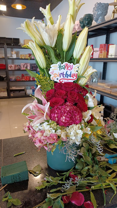 Roses & Gifts Corner - Oman|Al Amarat|وادي حطاط،|FFFH+4C3
